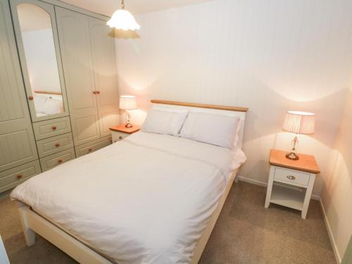 Katil atau katil-katil dalam bilik di Lakeside Cottage