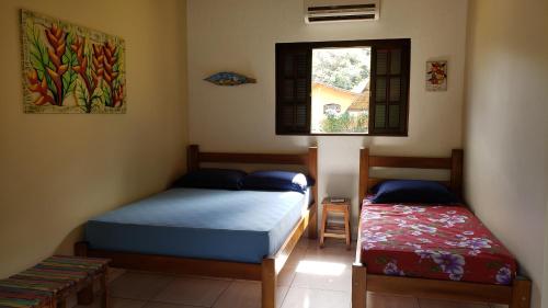 Säng eller sängar i ett rum på Chalé & Suítes Mar Aberto