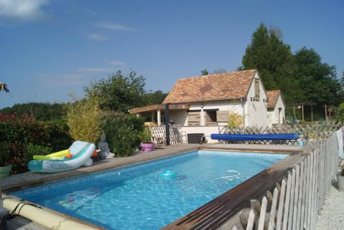 une maison avec piscine et une maison dans l'établissement Maison prés du Circuit 24H du Mans, à Arnage