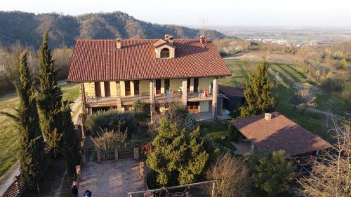 una vista aérea de una casa con techo en B&B Naturin - Cascina Colombaro, en Lauriano