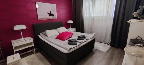 سرير أو أسرّة في غرفة في Freshly renovated apartment, perfect for couple