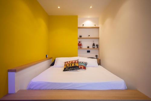 A bed or beds in a room at Queen's house Cefalù appartamento vicino il mare