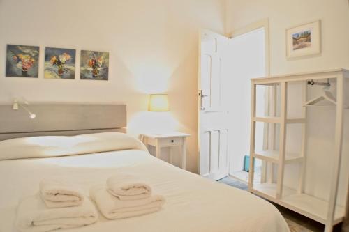 a bedroom with a bed with two towels on it at Gran apartamento en San Bartolomé in Seville