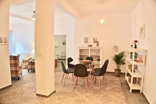 a living room with a table and chairs at Gran apartamento en San Bartolomé in Seville