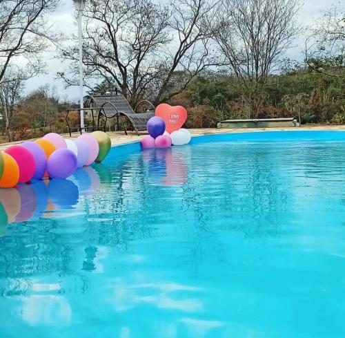 Una piscina con un montón de bolas en el agua en Chácara Nilton soares en São José da Barra