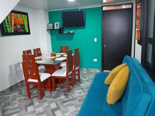 サンタ・ロサ・デ・カバルにあるApartamento Refugio Cafeteroの青いソファとテーブルのあるリビングルーム