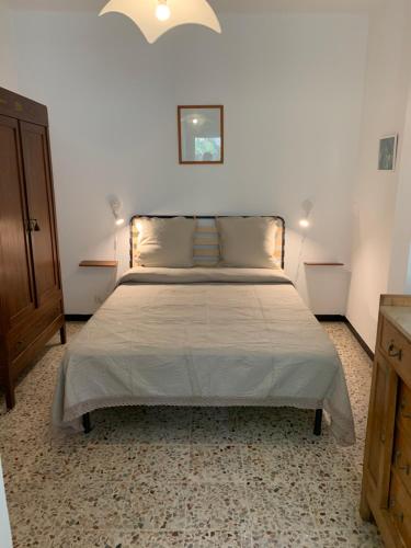 una camera con un grande letto di Casa Bianca 2 - confortevole in centro a Moneglia a Moneglia