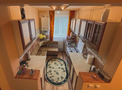 - une vue aérienne sur une cuisine dans l'établissement Apartament Cristian, à Geoagiu Băi