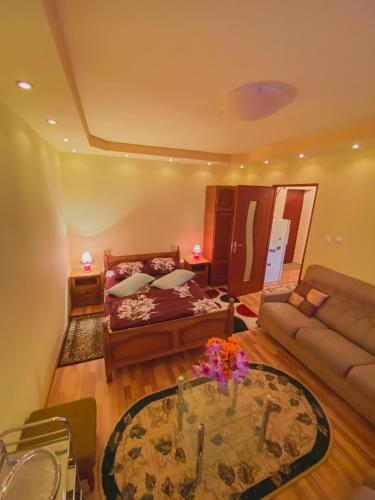 Ένα ή περισσότερα κρεβάτια σε δωμάτιο στο Apartament Cristian