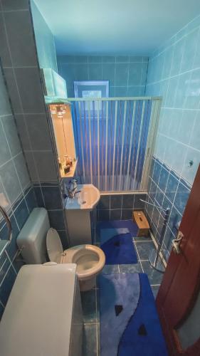 Ένα μπάνιο στο Apartament Cristian