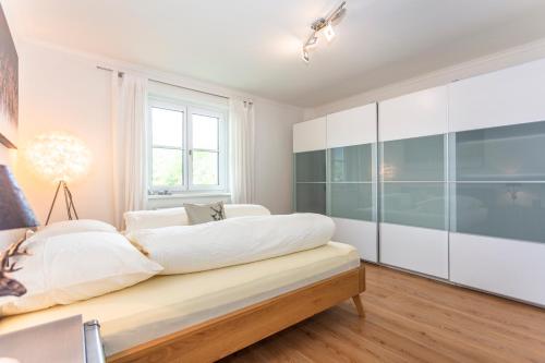 a bedroom with a large bed and a window at Ferienwohnung Weitblick in Saalfelden am Steinernen Meer