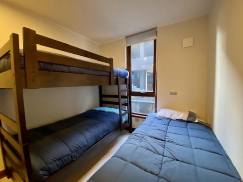 מיטה או מיטות קומותיים בחדר ב-DEPTO PARQUE PINARES FRENTE AL LAGO, PRIMERA LINEA, NUEVO