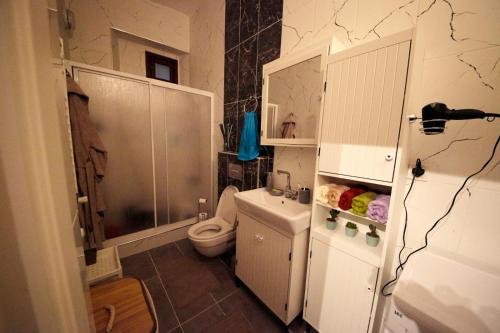 Bathroom sa Studio at the Heart of Taksim