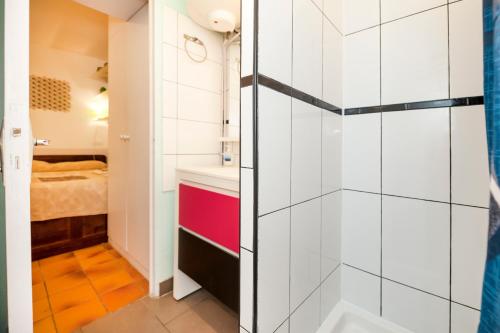パリにあるColonel Fabien Studioのバスルーム(シャワー付)、ベッド1台が備わります。