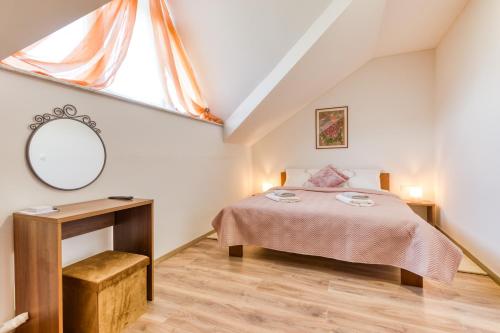 a bedroom with a bed and a window at Apartmani Leptir in Rakovica