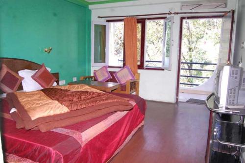 Lova arba lovos apgyvendinimo įstaigoje Goroomgo Hotel Shivay Near Kausani Chouraha - Mountain View - Excellent Customer Service
