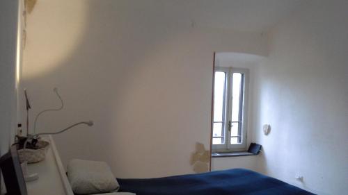een slaapkamer met een bed en een spiegel aan de muur bij Vetralla Terme Viterbo in Vetralla