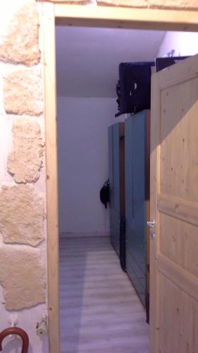 um quarto com um corredor com uma porta e uma parede de tijolos em Vetralla Terme Viterbo em Vetralla