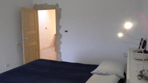een slaapkamer met een bed en een deur naar een gang bij Vetralla Terme Viterbo in Vetralla