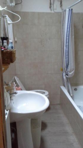 een badkamer met een witte wastafel en een toilet bij Vetralla Terme Viterbo in Vetralla
