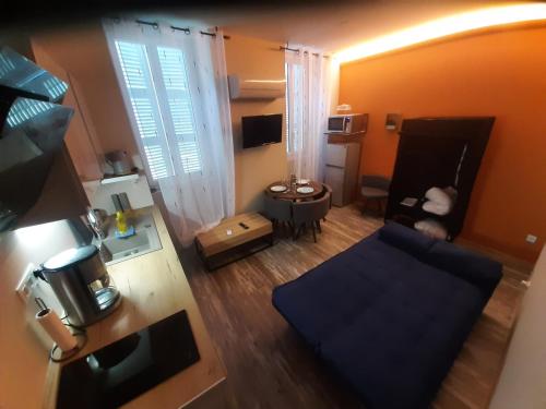 una vista aérea de una sala de estar con un sofá azul en 3 Apt T2 COSY de 40 à 50 M2 Idéal pour un déplacement PRO " Les IRIS ", en Bourg-Saint-Andéol
