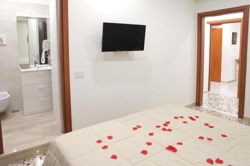 um quarto com uma cama com rosas vermelhas em B&B Maestra Giovanna em Pompeia