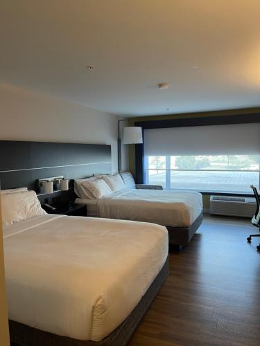 Katil atau katil-katil dalam bilik di Holiday Inn Express & Suites - Gatineau - Ottawa, an IHG Hotel