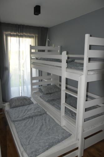 Postel nebo postele na pokoji v ubytování Apartament Rodzinny Jantar Park