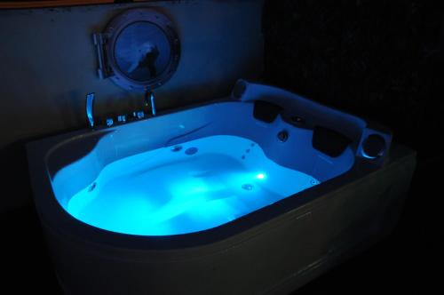 eine blaue Badewanne im Bad mit Spiegel in der Unterkunft La casa di Luna in San Benedetto del Tronto