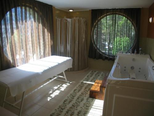 Katil atau katil-katil dalam bilik di Evridika Hotel
