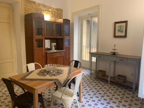 jadalnia ze stołem, stołem i krzesłami w obiekcie Charme in centro - Tourist rental w mieście Agrigento