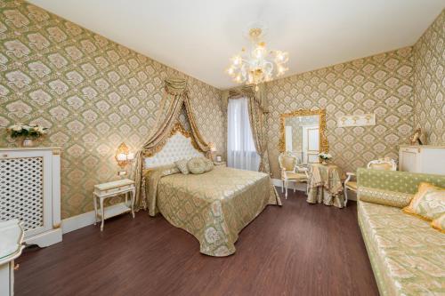 ein Schlafzimmer mit einem Bett und einem Sofa in der Unterkunft La Veneziana Boutique Rooms in Venedig