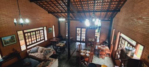 an overhead view of a living room with a couch at Recanto dos Sonhos Guest House in Lumiar