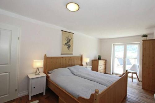 Un dormitorio con una cama grande y una ventana en Appartement Sonnenblick, en Fliess
