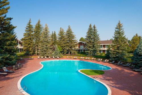 夏安的住宿－小美切尼酒店，一个带椅子的游泳池,一个度假胜地