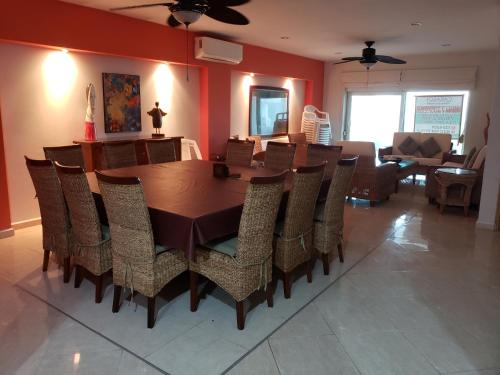 a dining room with a wooden table and chairs at CARASOL VILLAS y SUITES PRIVADAS in Ciudad Madero