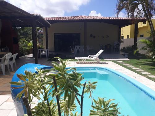 a pool in the backyard of a house at Casa na Praia dos Carneiros - Tamandaré in Tamandaré