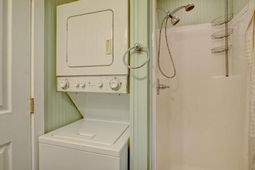 La salle de bains est pourvue d'un sèche-linge et d'un lave-linge blanc. dans l'établissement Linville River Cottage - Steps Away From The Banks, à Newland