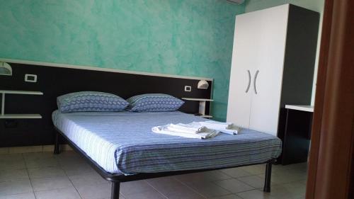 Ένα ή περισσότερα κρεβάτια σε δωμάτιο στο Spacious double room a stone throw from the sea