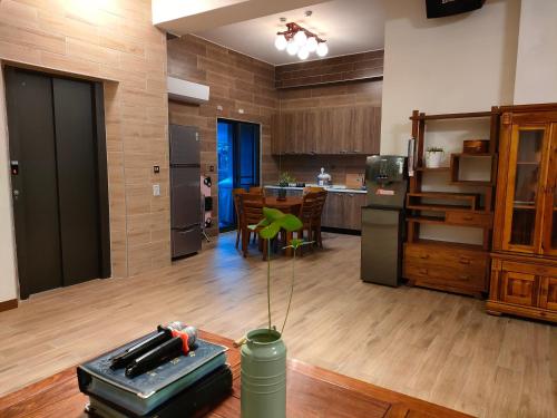 Zimmer mit Küche und Wohnzimmer in der Unterkunft 好心情會館 in Altstadt von Hengchun