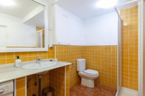 a bathroom with a toilet and a sink at Apartamento Beramendi in Torremolinos