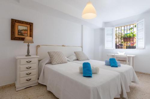 1 dormitorio con 2 camas, mesa y ventana en Apartamento Beramendi, en Torremolinos