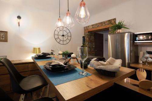 kuchnia z drewnianym stołem z kieliszkami i butelką wina w obiekcie Luxury Apartments Sail 1, 2 & 3 w mieście Rijeka