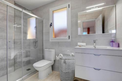 łazienka z toaletą, umywalką i prysznicem w obiekcie Villa Tucanes w Corralejo