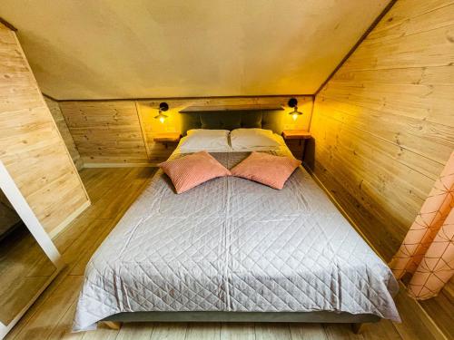 ein Schlafzimmer mit einem Bett in einem kleinen Zimmer in der Unterkunft Magic Home Łeba in Łeba