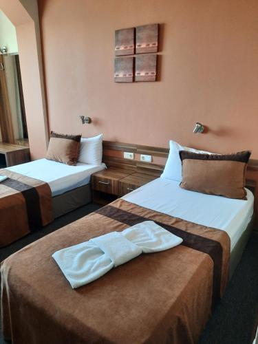 Un pat sau paturi într-o cameră la Hotel Mizia