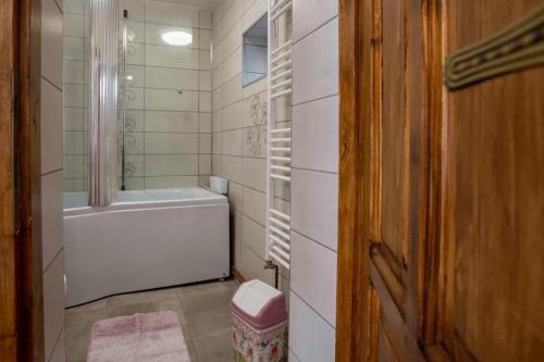 Ein Badezimmer in der Unterkunft Casa Sonia Sighisoara