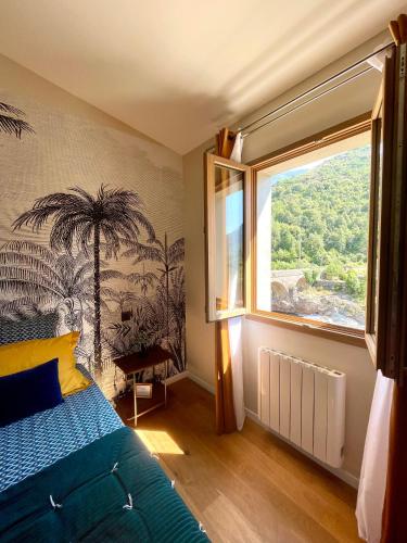 une chambre avec un lit et une grande fenêtre dans l'établissement CASA VOLTEGIRA, à Manso