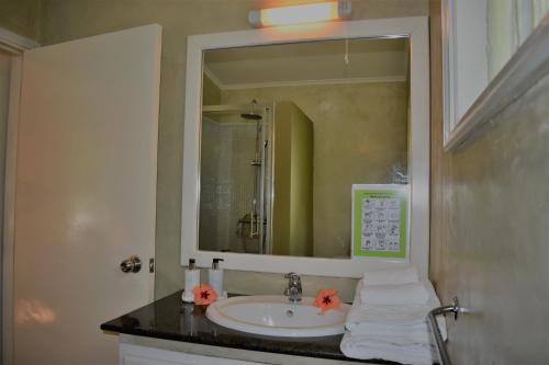 Bathroom sa Sunbird Bungalow