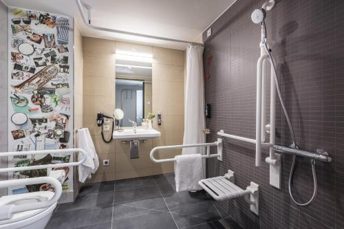 e bagno con doccia, servizi igienici e lavandino. di the niu Brass a Monaco